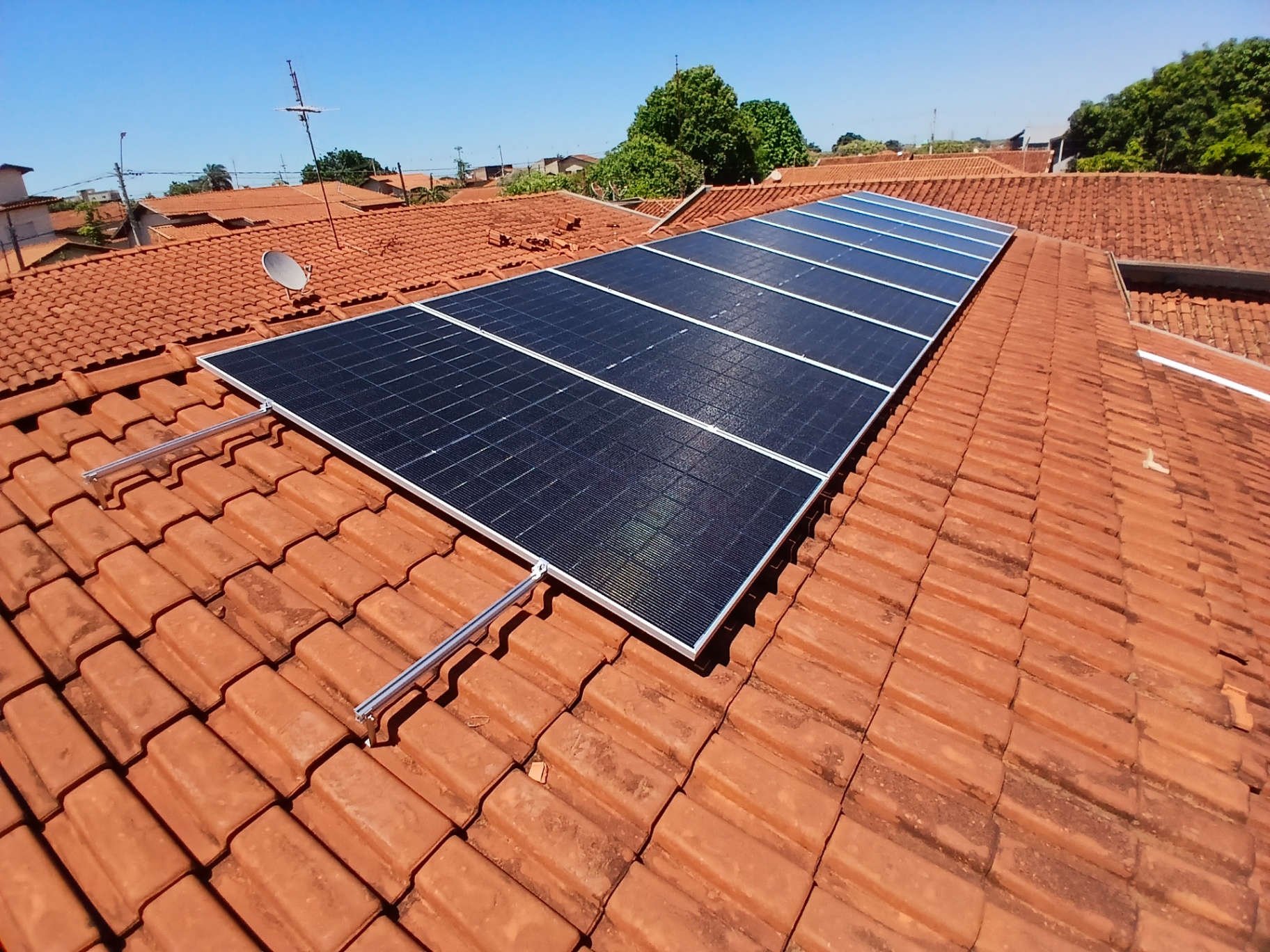 Instalação de painéis solares em telhado residencial