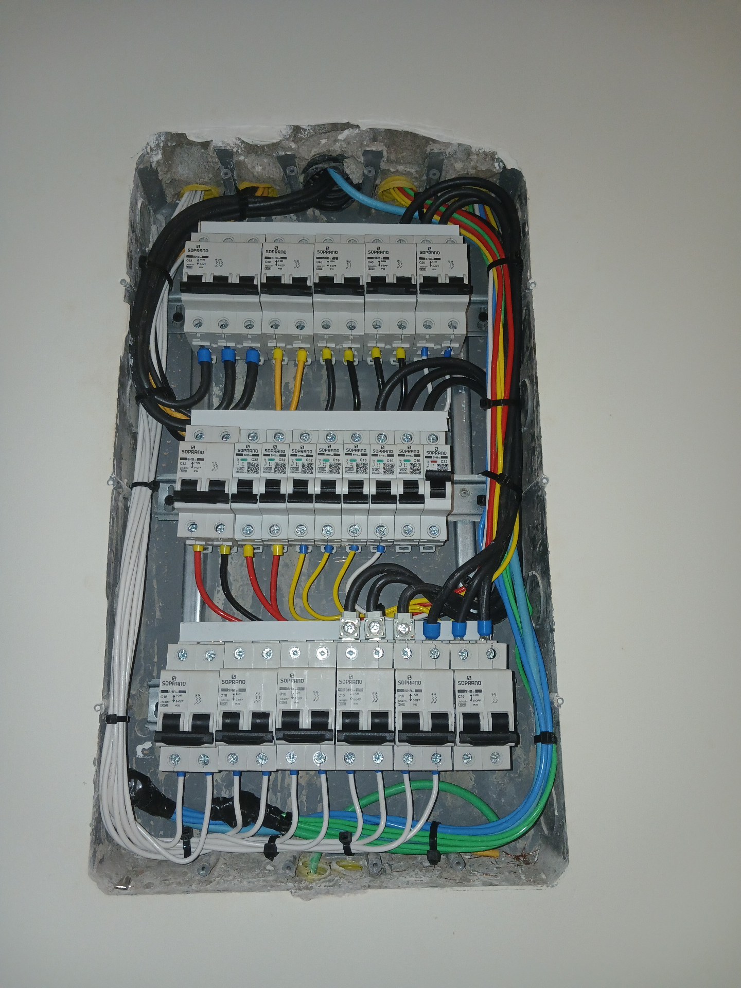 Montagem de quadro de distribuição elétrica com disjuntores