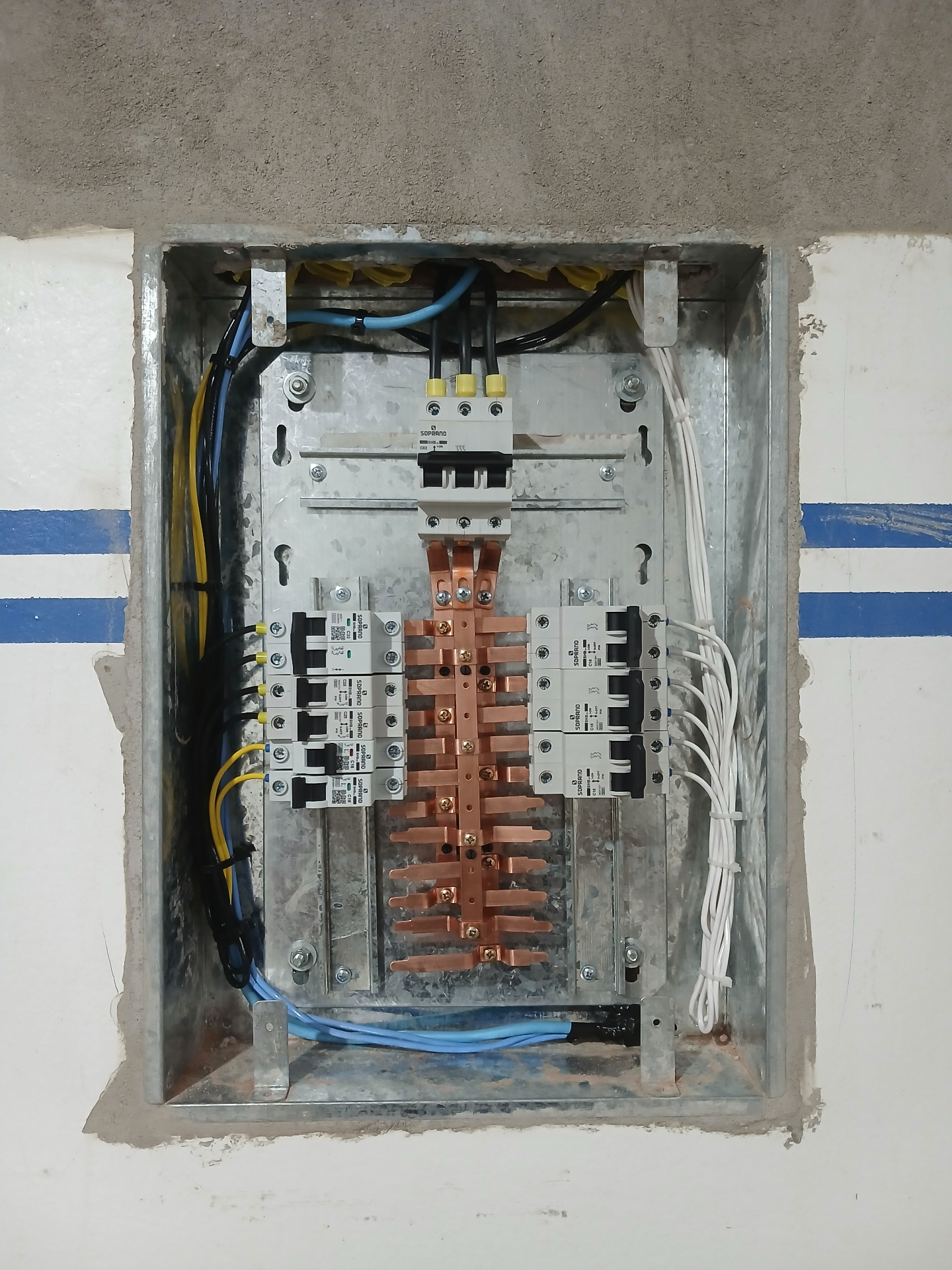 Instalação de quadro elétrico com barramento e disjuntores