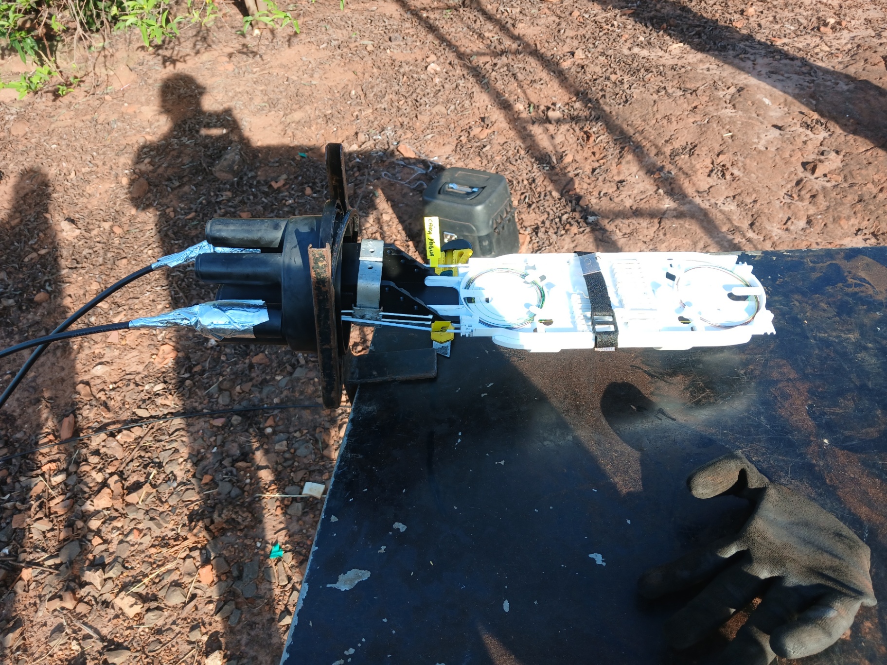 Fusão e splitter de fibra óptica em caixa de emenda