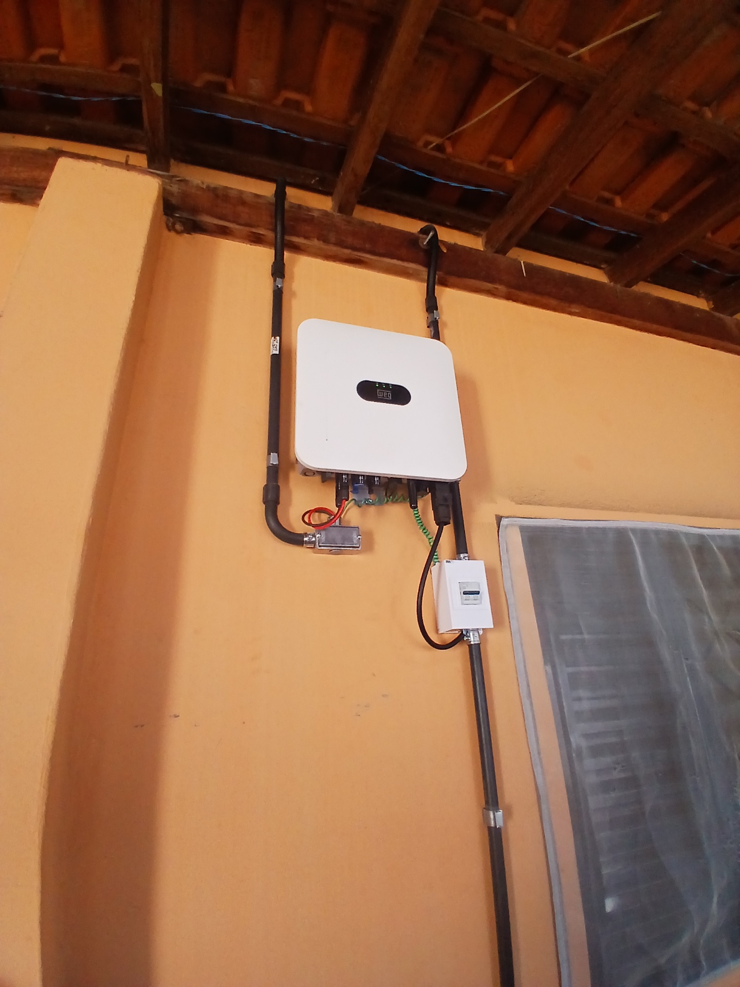 Inversor solar instalado com infraestrutura elétrica