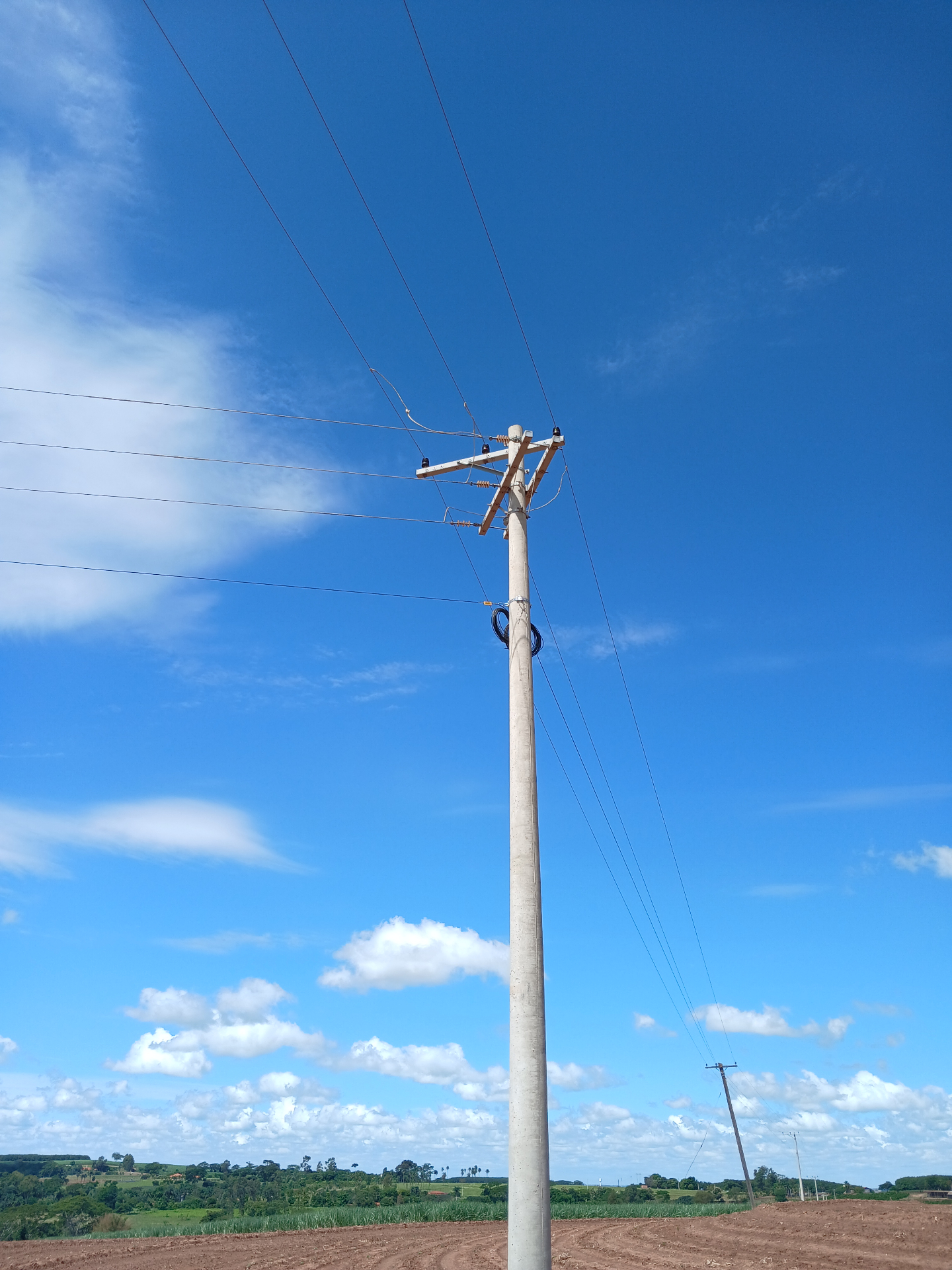 Instalação de rede elétrica em poste de média tensão