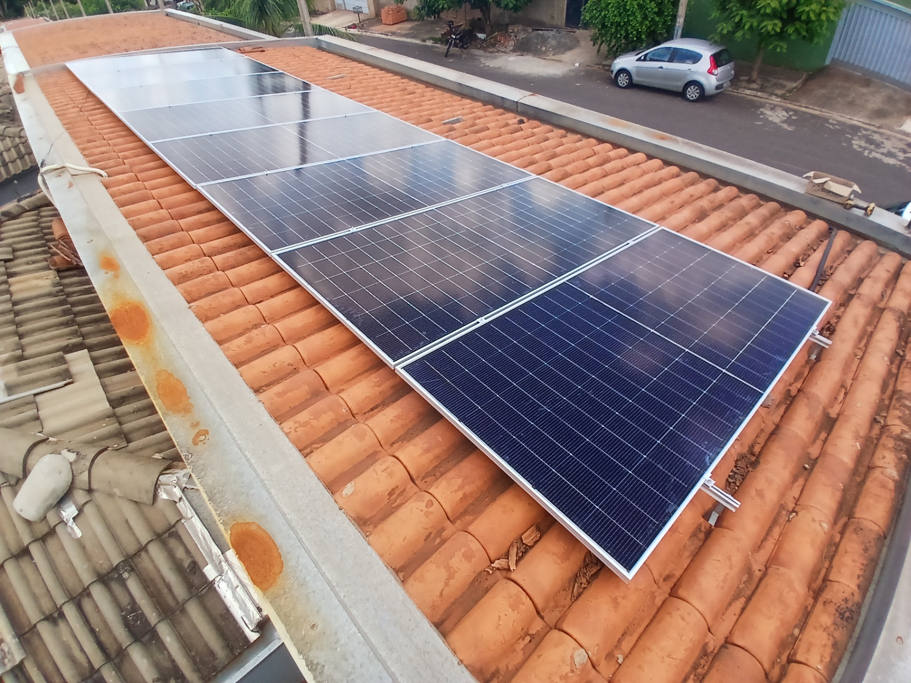 Painéis solares instalados em telhado