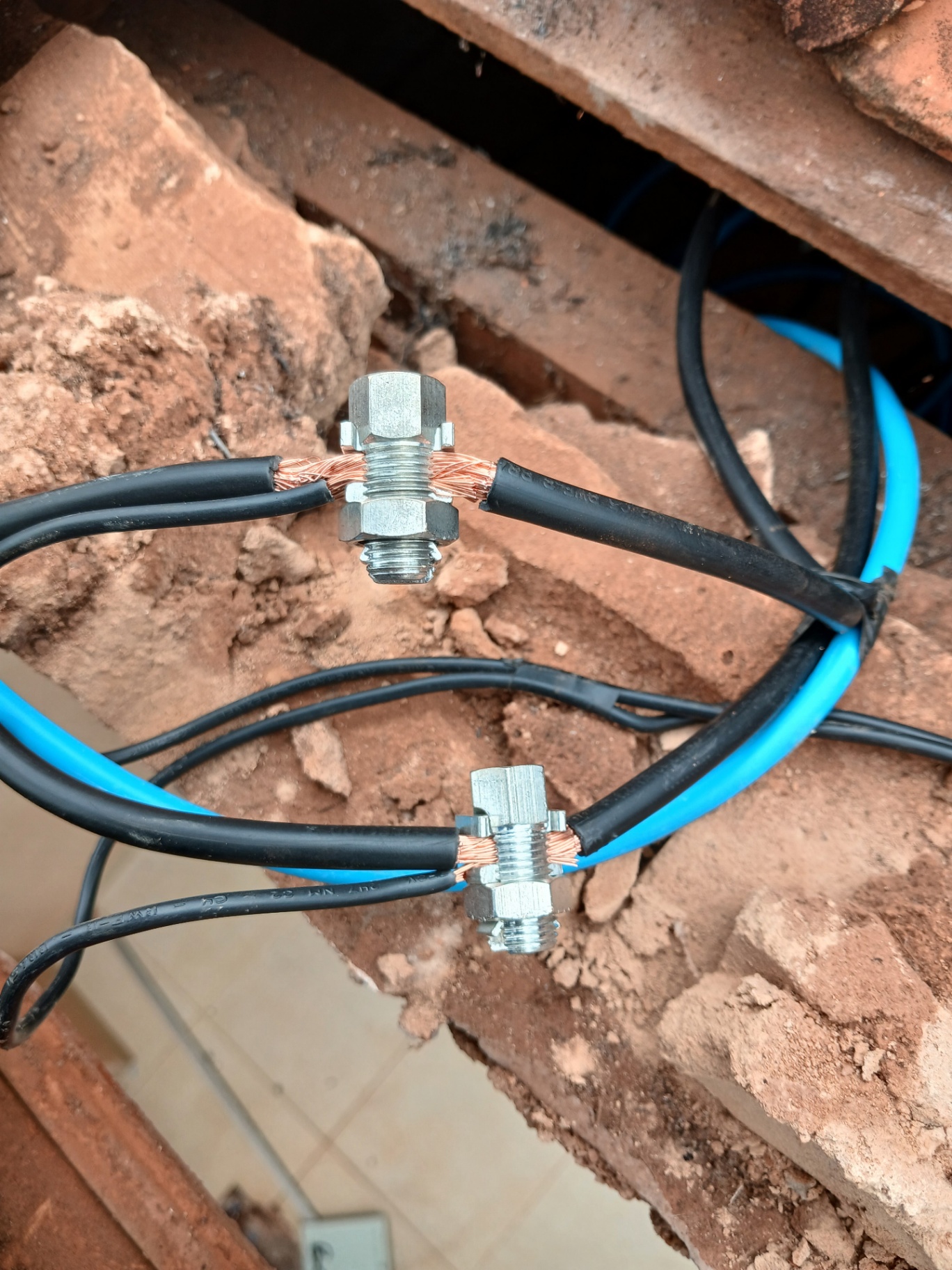 Conexão e emenda de cabos elétricos com conectores
