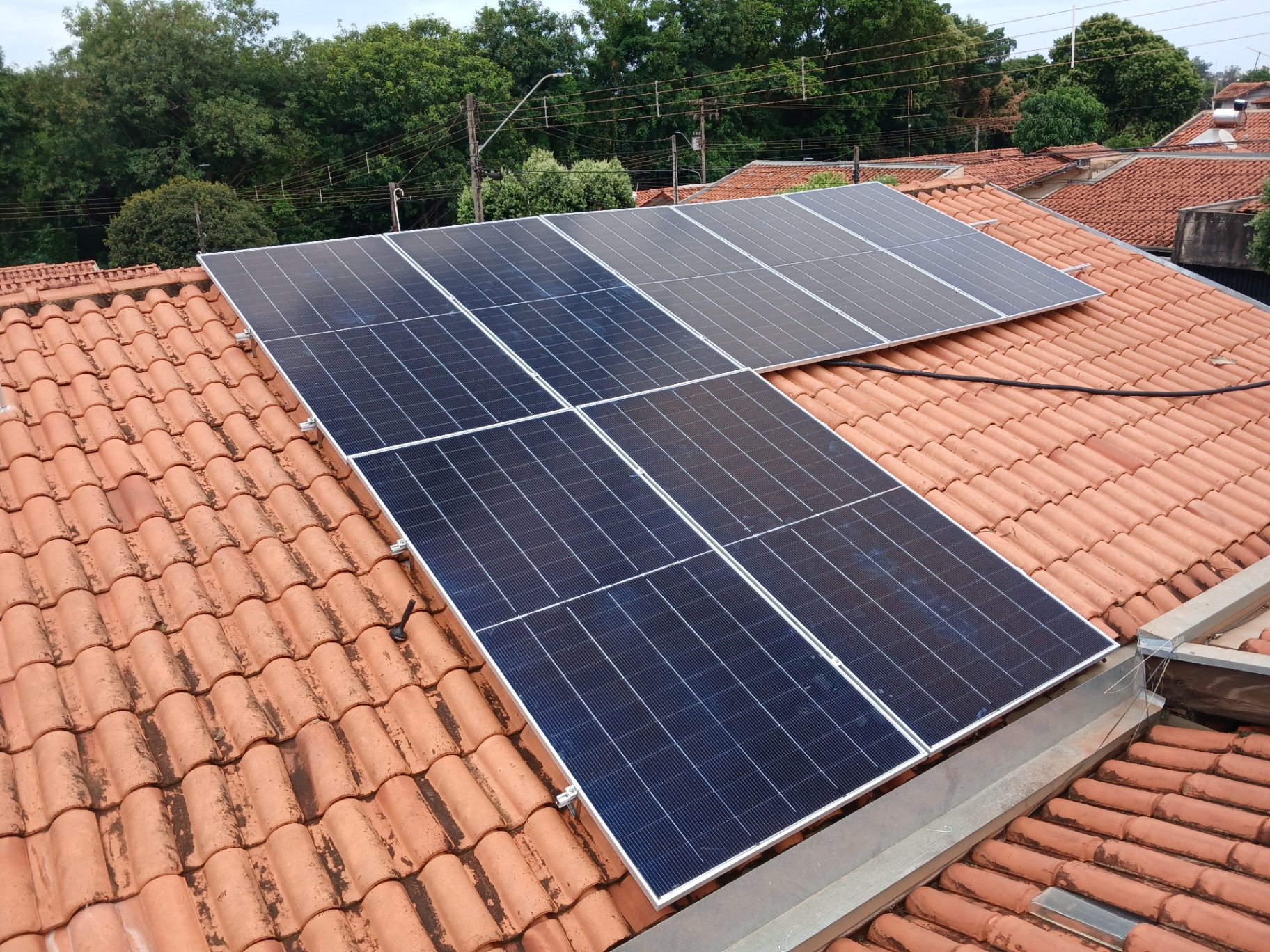 Sistema solar fotovoltaico instalado em residência