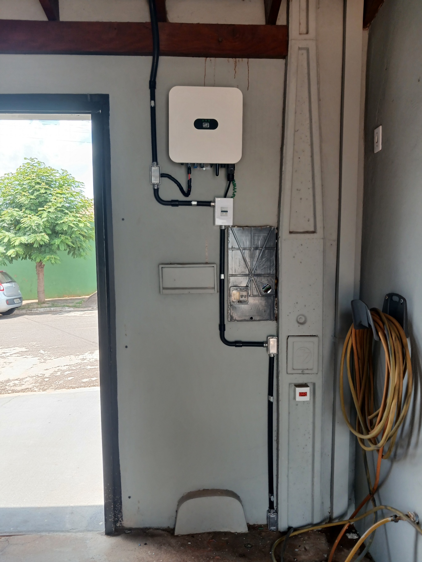 Instalação de inversor solar e padrão de energia